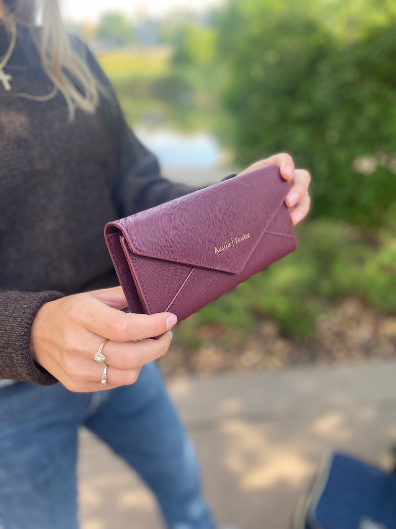 lynn wallet in mulberry – Austin
